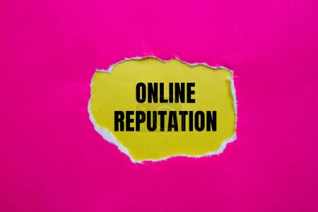 Mots de réputation en ligne écrits sur papier rose déchiré avec fond jaune. Symbole conceptuel de réputation en ligne. Espace de copie.