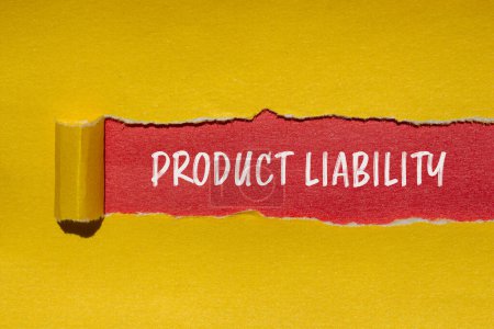 Mots de responsabilité du produit écrits sur du papier jaune déchiré avec fond rouge. Symbole conceptuel de responsabilité du produit. Espace de copie.
