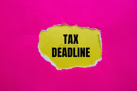 Mots-limites fiscaux écrits sur papier rose déchiré avec fond jaune. Symbole conceptuel de délai fiscal. Espace de copie.
