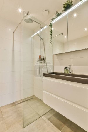 Téléchargez les photos : Design intérieur moderne de la maison de salle de bain blanche avec baignoire ouverte de douche par cloison - en image libre de droit