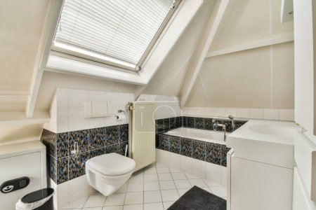 Téléchargez les photos : Design intérieur moderne de la maison de salle de bain blanche avec baignoire ouverte et douche séparée des toilettes par cloison - en image libre de droit