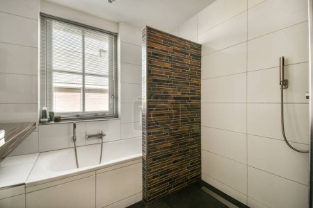 Téléchargez les photos : Design intérieur moderne de la maison de salle de bain blanche avec baignoire ouverte et douche séparée des toilettes par cloison - en image libre de droit
