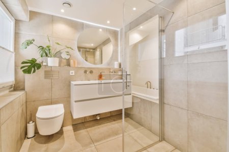 Téléchargez les photos : Une salle de bain avec toilettes, lavabo et baignoire au milieu de la photo est carrelage blanc sur le sol - en image libre de droit