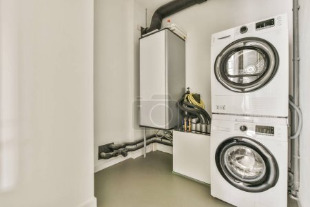 Waschmaschine und Trockner in einer Waschküche mit geöffneter Tür, um zu zeigen, wie es geht