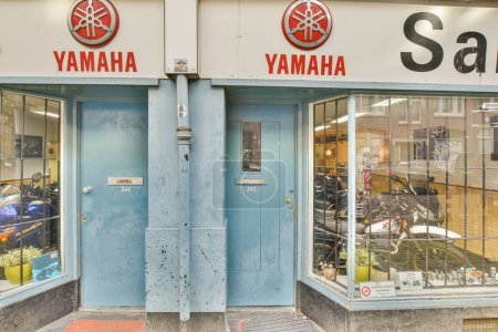 Photo for The outside of a store with motorcycles parked in the doorways and on the inside there is a sign that says yamaha - Royalty Free Image