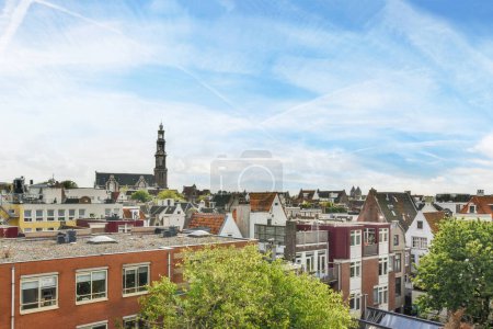 Téléchargez les photos : Amsterdam, Pays-Bas - 10 avril 2021 : une zone urbaine avec des bâtiments et des arbres à l'avant-plan, prise de vue de la fenêtre de ma chambre la nuit - en image libre de droit