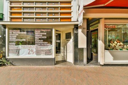 Téléchargez les photos : Amsterdam, Pays-Bas - 10 Avril, 2021 : un magasin sur le côté d'une rue en face d'un bâtiment qui a été vandalisé pendant des années - en image libre de droit