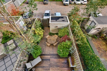 Foto de Una vista aérea de un jardín del patio trasero con un montón de plantas y árboles en el centro de la foto es un camión estacionado en el - Imagen libre de derechos