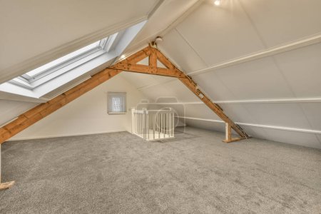 Téléchargez les photos : Une chambre mansardée avec tapis et puits de lumière sur le toit, montrant comment son va être terminé - en image libre de droit