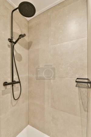 Foto de Una ducha limpia y lista para usar en las bañeras de su casa o en el cuarto de baño de su hotel - Imagen libre de derechos