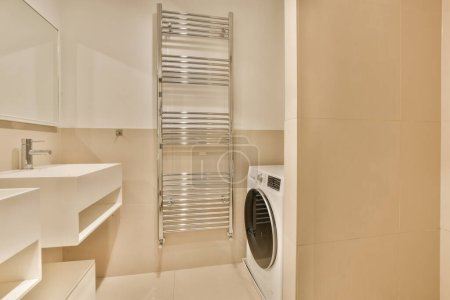 Foto de Un moderno cuarto de baño con lavadora y secadora en la esquina, que se encuentra en el lado derecho de la pared - Imagen libre de derechos