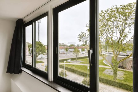 una vista por la ventana desde el interior de un edificio de apartamentos en Berlín, Alemania en un día nublado sin nubes