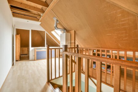 Téléchargez les photos : Une pièce avec des murs en bois et un plancher au milieu de la pièce est un escalier ouvert menant au deuxième étage - en image libre de droit