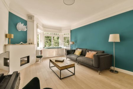 Foto de Una sala de estar con paredes de color azul azulado azulado y adornos blancos en las paredes, suelos de madera y chimeneas - Imagen libre de derechos