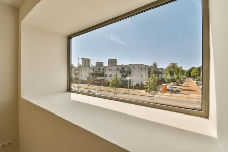 Foto de Una vista exterior desde una ventana en un edificio que se está utilizando como vivienda para los residentes de la ciudad - Imagen libre de derechos