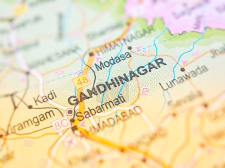 Téléchargez les photos : Gandhinagar sur une carte de l'Inde avec effet flou. - en image libre de droit