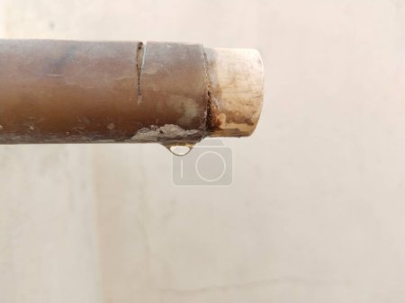 Téléchargez les photos : Vieux tuyau d'eau avec quelques gouttes - en image libre de droit