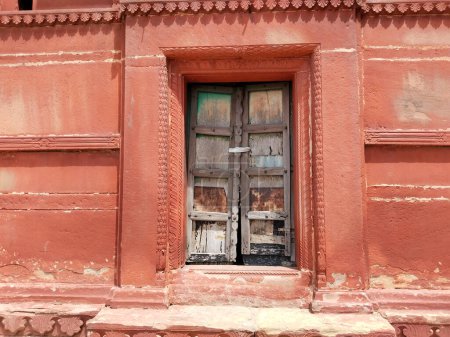 Téléchargez les photos : Porte en bois de style indien antique à Ramnagar fort varanasi Inde. Architecture moghole - en image libre de droit