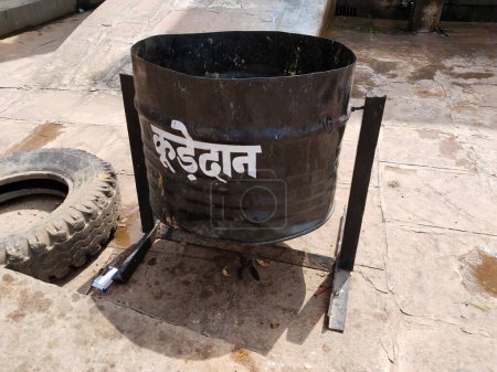 Téléchargez les photos : Couleur noire Dustbin écrit en hindi. Une initiative pour Hyégénique propre Indien. - en image libre de droit