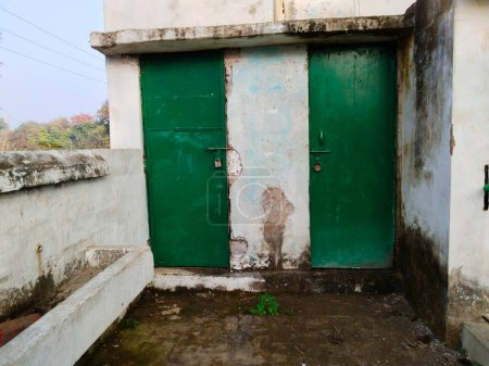 Téléchargez les photos : Porte de toilette verrouillée de l'école primaire du gouvernement, la plupart des élèves vont en plein air pour les toilettes. Les toilettes des élèves dans les écoles en Inde - en image libre de droit