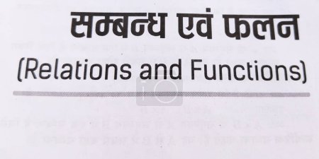 Téléchargez les photos : Nom du chapitre "Relations et fonctions" des mathématiques indiennes livre intermédiaire écrit en hindi et en anglais - en image libre de droit