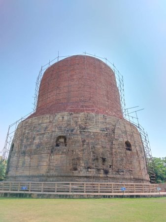 Téléchargez les photos : Dhamekh Stupa dans les ruines du temple Panchaytan, Sarnath, Varanasi, Inde monuments l'histoire est trave bouddhiste - en image libre de droit