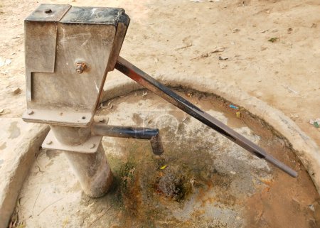 Téléchargez les photos : Vue rapprochée de la pompe à main du village indien - en image libre de droit