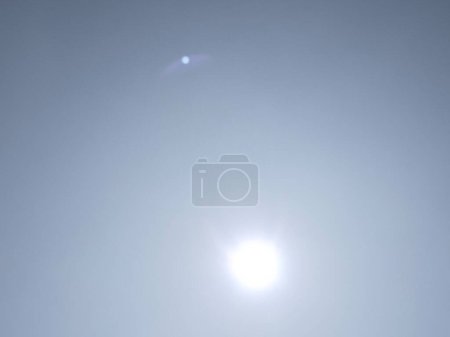 Téléchargez les photos : Ciel bleu et soleil avec réflexion - en image libre de droit