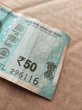 Foto de Un billete antiguo de la India con una denominación de 50 rupias. Moneda india. Retrato de Mahatma Gandhi. - Imagen libre de derechos
