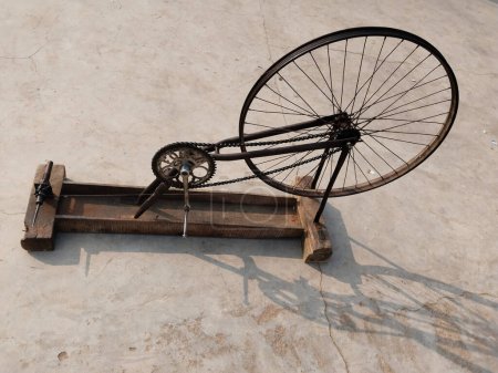Foto de Máquina de telar de mano haciendo hilo en Charkha la rueda giratoria en la aldea en Varanasi, India. tejedor prepara hilos para hacer tela con un telar de mano, hilados hilados en una rueda de hilado a la antigua. - Imagen libre de derechos