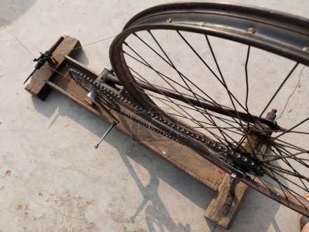 Foto de Máquina de telar de mano haciendo hilo en Charkha la rueda giratoria en la aldea en Varanasi, India. tejedor prepara hilos para hacer tela con un telar de mano, hilados hilados en una rueda de hilado a la antigua. - Imagen libre de derechos