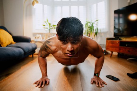 Foto de Joven asiática haciendo ejercicio en casa por la mañana - Imagen libre de derechos