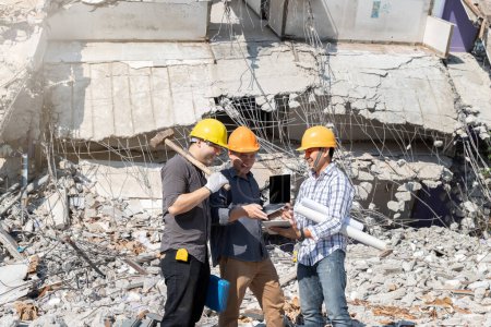 Téléchargez les photos : Contrôleur de démolition et entrepreneur discutant de démolition du bâtiment. - en image libre de droit