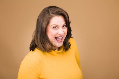 Foto de Mujer confiada de gran tamaño alegre con sonrisa, confiado en un espacio de copia de fondo - Imagen libre de derechos