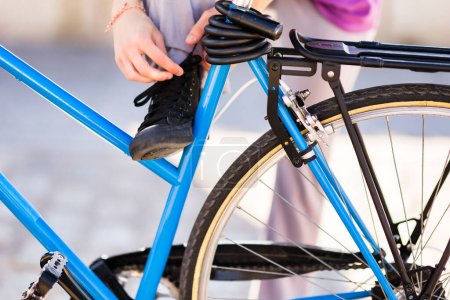 Foto de Medio ambiente sostenibilidad movilidad ciclista adulto. bicicleta en la calle - Imagen libre de derechos