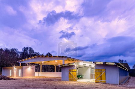 Foto de Equino semental edificio rural. escuela de equitación actividades caballería granja puesto con nadie - Imagen libre de derechos