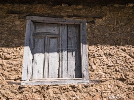 Téléchargez les photos : Grunge et vieux bâtiment de fenêtre de maison altérée. construction européenne ancienne pour la tecture - en image libre de droit