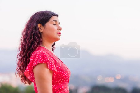 Téléchargez les photos : Hispanique mi sud-américain adulte confiant à l'extérieur dans l'espace de copie arrière-plan au crépuscule - en image libre de droit