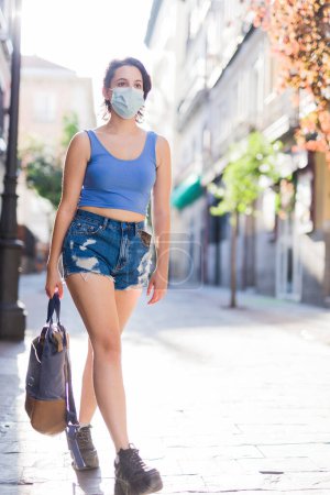 Téléchargez les photos : Masque chirurgical protection portrait piéton. femme shopper - en image libre de droit