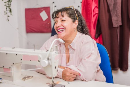 industrie textile entreprise professionnelle aiguille femme. atelier de machine à coudre artisanale. Femme d'affaires hispanique