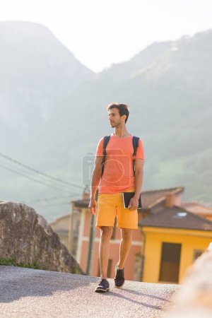Téléchargez les photos : Environnement vert vacances d'alpinisme en voyage européen. liberté de marcher dans la nature comme un loisir wellnes activité temps libre à Villanueva Espagne - en image libre de droit