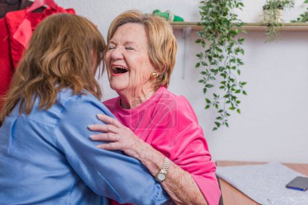 Téléchargez les photos : Portrait positif de succès entrepreneur et retraité mère rire et embrasser. concept d'assurance et de retraite des retraités. - en image libre de droit