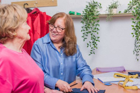 Foto de Latin chilean Needlewoman haciendo ropa en su taller. ocupación de moda lenta de una pequeña empresa latina con un pensionista jubilado de edad avanzada. moda sostenible - Imagen libre de derechos