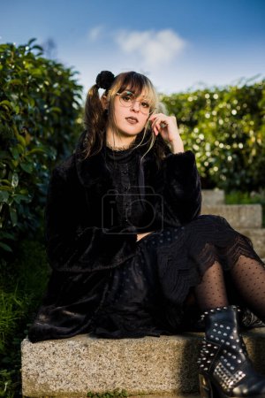 Foto de Estilo anime morena modelo con vestido vintage a la antigua sobre fondo de flores para Halloween horror y misterio cosplay - Imagen libre de derechos