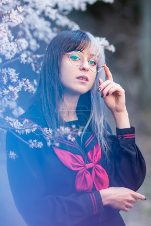 Foto de Joven morena lolita con flor de flores en la moda vestido de halloween misterio. cosplay al aire libre retrato de adolescente estudiante - Imagen libre de derechos