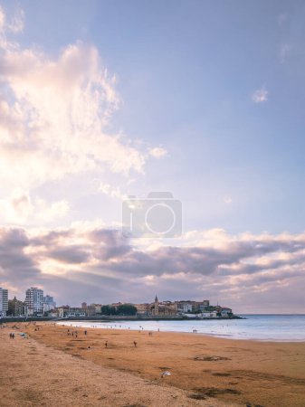 Foto de Paisaje urbano de playa europeo cielo azul cielo y postal oceánica durante la hermosa escena del amanecer en la costa - Imagen libre de derechos