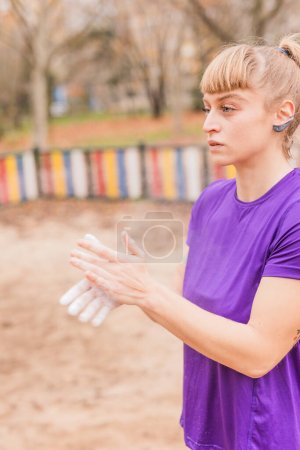 Photo for Preparation and concentration for strong outside exercise in an urban park. Health and effort in gymnastics strength. Argentinian attractive healthy - Royalty Free Image