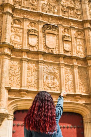 Téléchargez les photos : Architecture historique européenne espagnole en castille et en léon. Lieu célèbre de l'UNESCO. Un sympathique touriste hispanique à la recherche d'étudiants universitaires - en image libre de droit