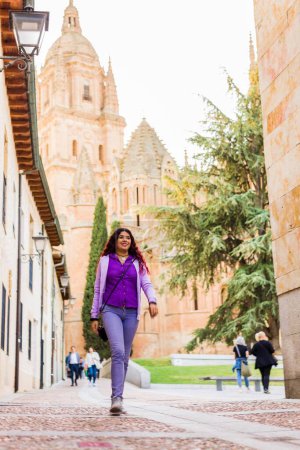 Foto de Antigua Salamanca en Castilla y León casco antiguo. Jóvenes amistosas vacaciones felices en ropa casual al aire libre - Imagen libre de derechos