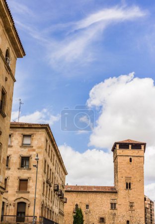 Foto de Antigua arquitectura europea en famoso hito de viaje. Castilla y León Ciudad de Salamanca Edificio histórico de la Unesco - Imagen libre de derechos